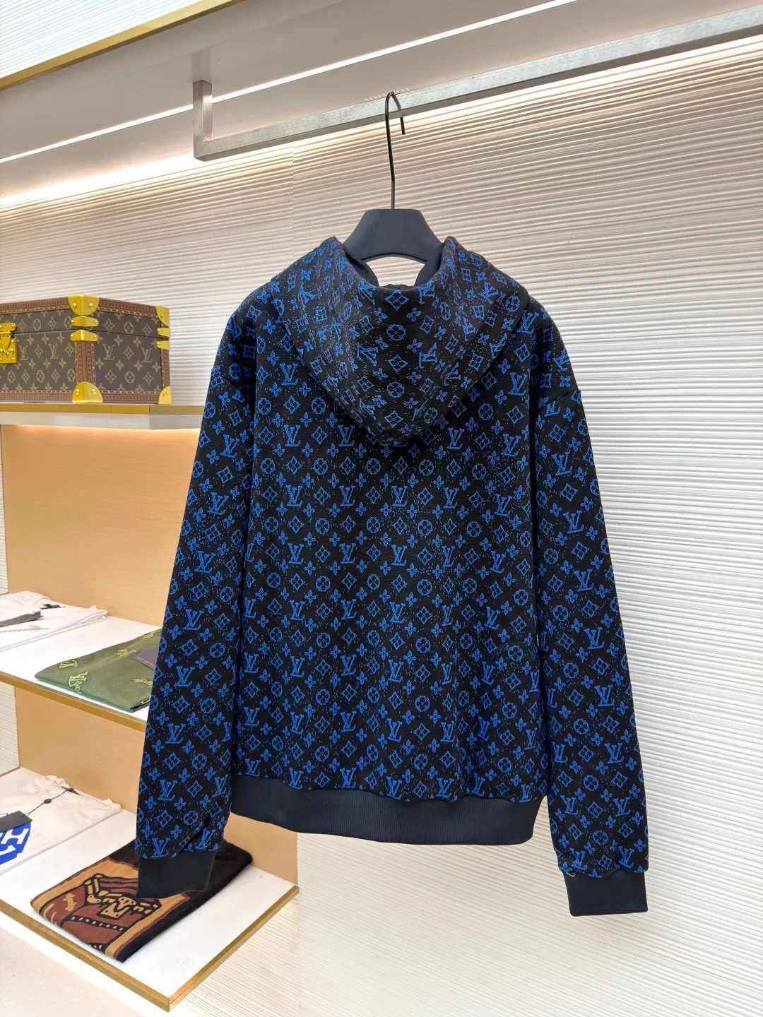 LOUIS VUITTON presbyopia jacquard hoodie ●Original version: purchased and developed for 13400 ●Item number: 1680951-B60 ●Fabric: spun fabric ●Technology: jacquard production ●Version: fitted version ●Weight: about 725 grams ●Size: XS-S-M-L ●Description: The fabric is woven using [18-needle double-sided jacquard machine imported from Italy], weight [280g], disassembled Y version [Chemical T test yarn count parameters], completely [1:1 reduced material process], using [4 groups of yarns with different composition specifications], presbyopic letter blue yarn is used [150D/144 F] Polyester material semi-matt low elastic yarn, later stage [4 strands of yarn twisted], the black yarn is [pure cotton ring-spun 32s double-ply cotton yarn], the bottom yarn is made of [150D/36F] polyester material semi-matt low elastic yarn, interlayer black yarn [140D/36F] nylon material semi-matt high elastic yarn, later stage Single strands of yarn are woven into two strands, and the jacquard weave is made by [purely hand-drawn stitches]. All spots on the fabric are marked out one stroke at a time. If the full-width jacquard loom is turned on too fast, the gray fabric will easily produce holes and threads. One loom can weave less than 30 kilograms of gray fabric in a day, and the weaving cost is extremely high. Clothing It adopts [hand-cut front center positioning flower], [restored flower cutting] for pockets, [positioning flower starting position] on both the front and back sleeves, the placket zipper uses [semi-painted puller], matching [nylon material high elastic yarn flat machine] woven rib, [cotton material 0.6cm wide core-covered hat rope + spray-painted medium hanging clock]. The overall wiring is straight and delicate, the fabric is comfortable and soft, and the color is consistent without color difference. It can be matched with the same style to create a fashionable look and control various occasions. Customized accessories, complete with three standards, same style for men and women!
